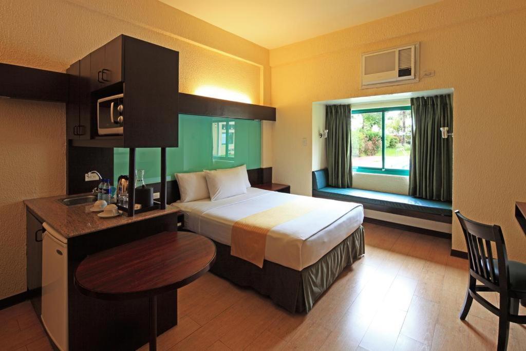 Microtel By Wyndham Cabanatuan Экстерьер фото
