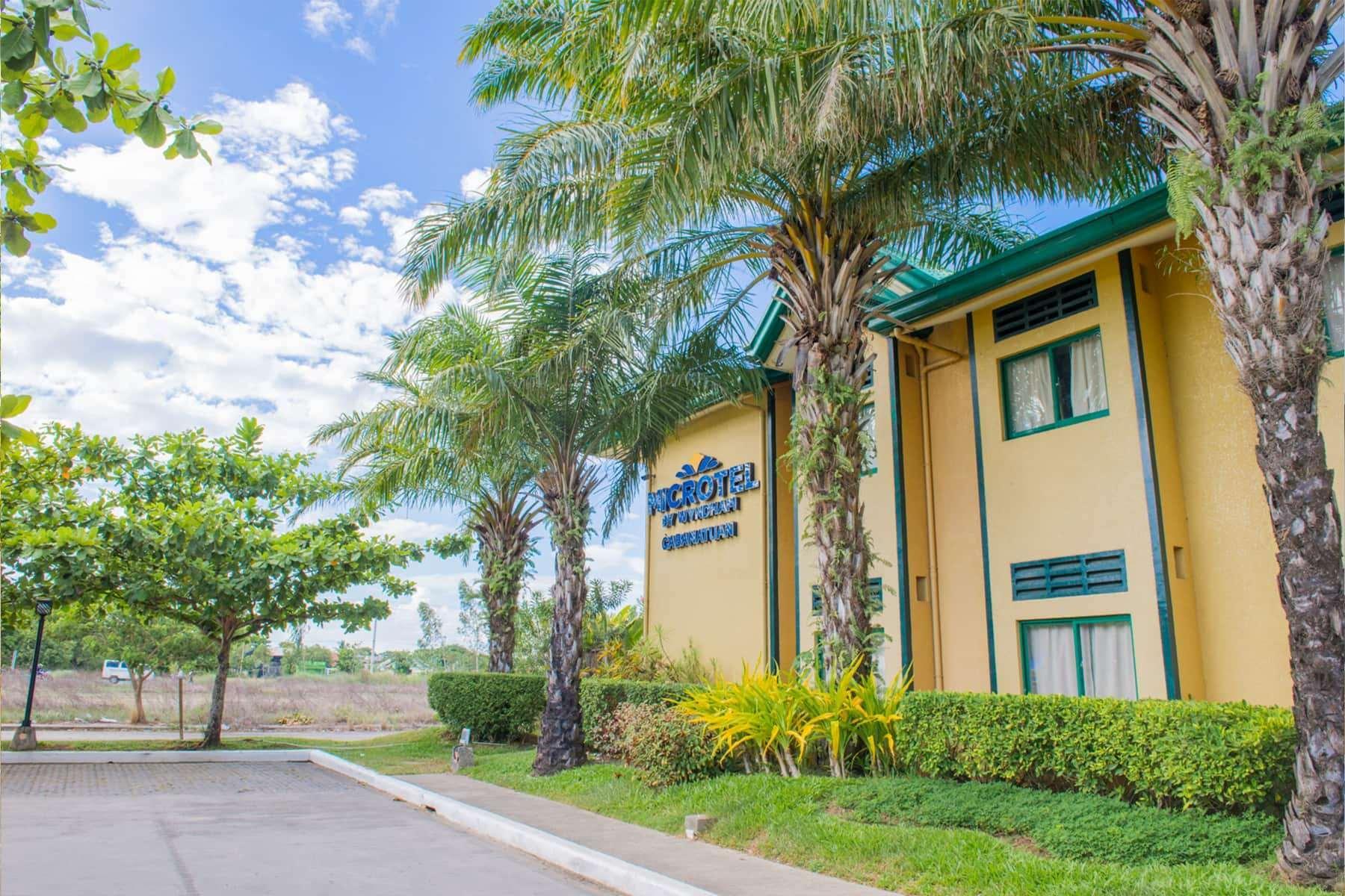 Microtel By Wyndham Cabanatuan Экстерьер фото