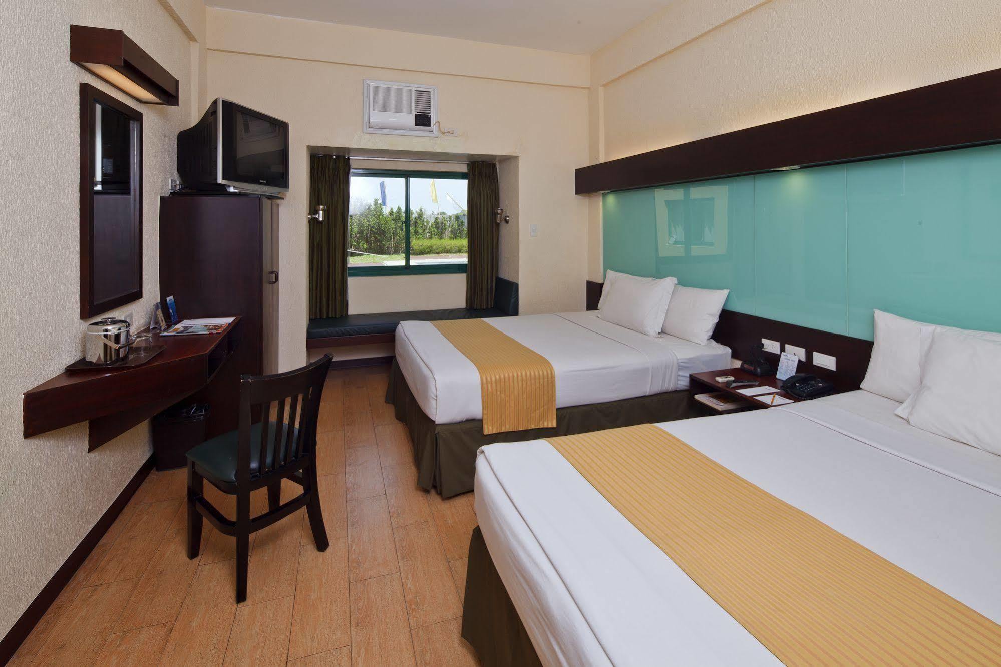 Microtel By Wyndham Cabanatuan Экстерьер фото